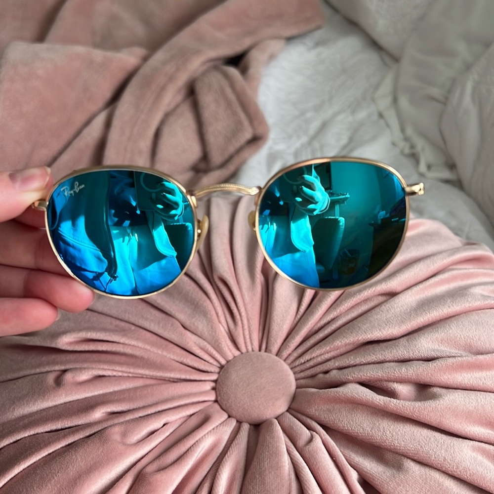 Ray-Ban Round Metal Mirror Unisex Sunglasses Matte
Gold Frame/Blue Mirror
